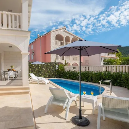 Villa Authentica With Heated Pool *