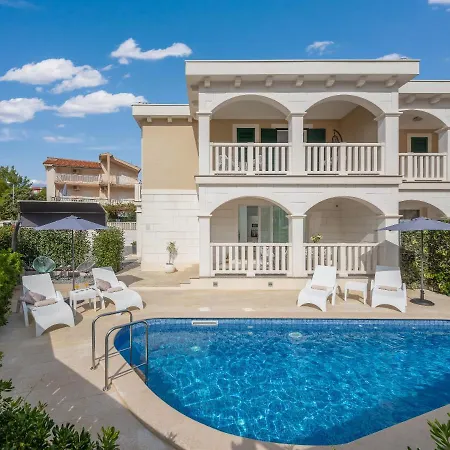 Authentica With Heated Pool Villa *