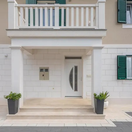 Villa Authentica With Heated Pool