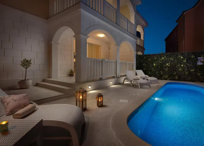 Villa Authentica With Heated Pool Grebaštica