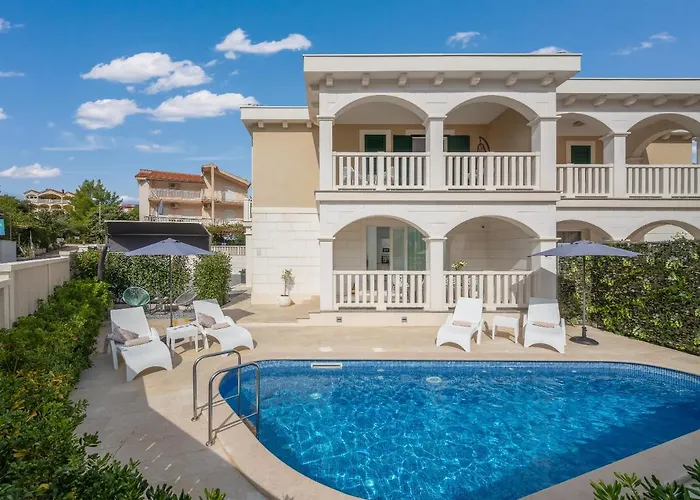 Authentica With Heated Pool Villa *