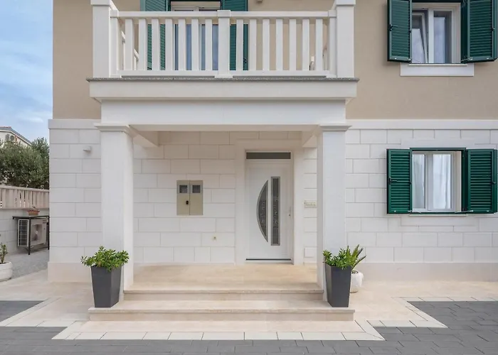 Villa Authentica With Heated Pool